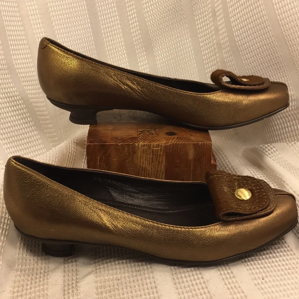 Hogan made in Italy metallic leather kitty .5”heel
